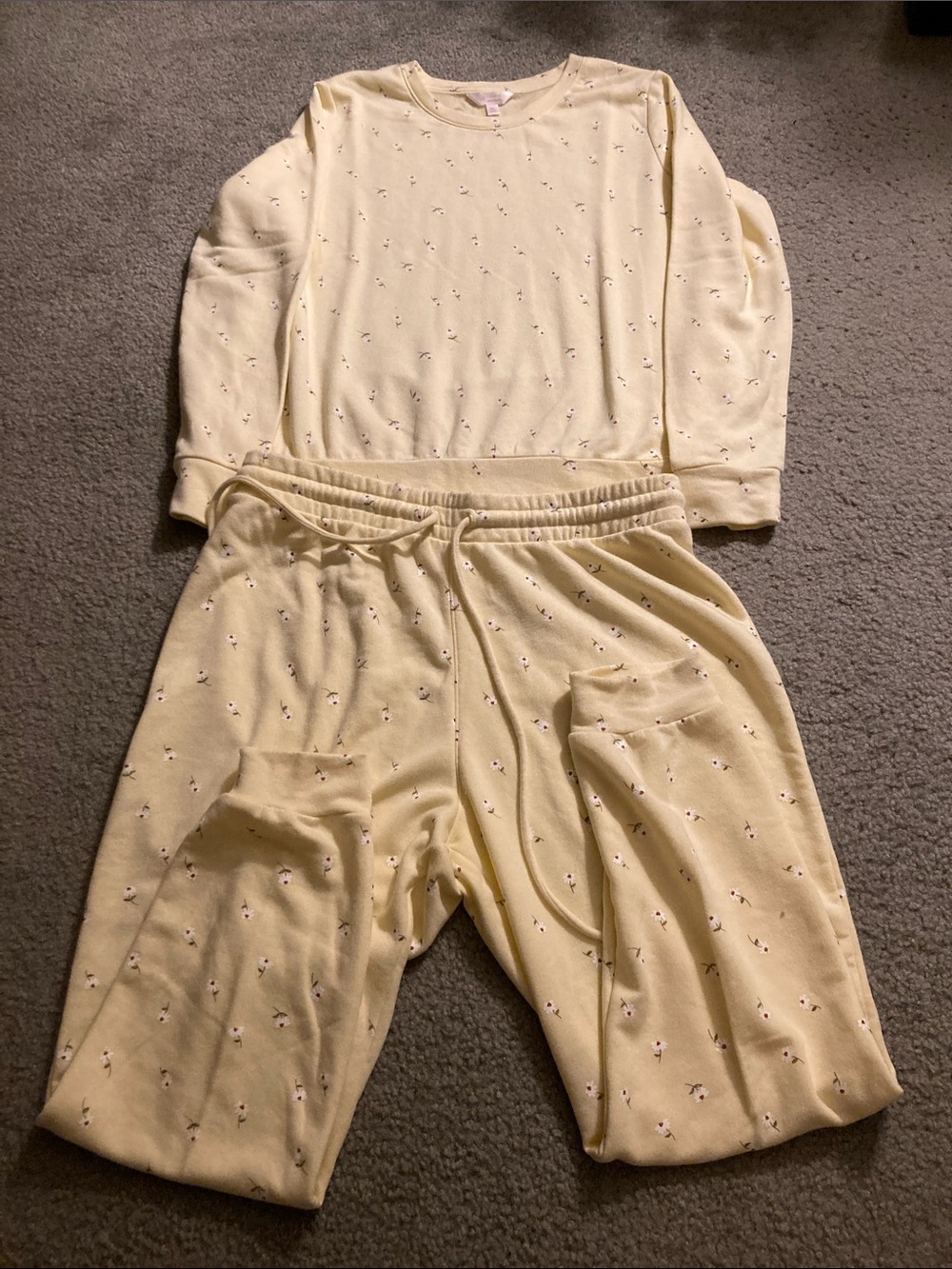 Woman’s XL yellow sweatsuit